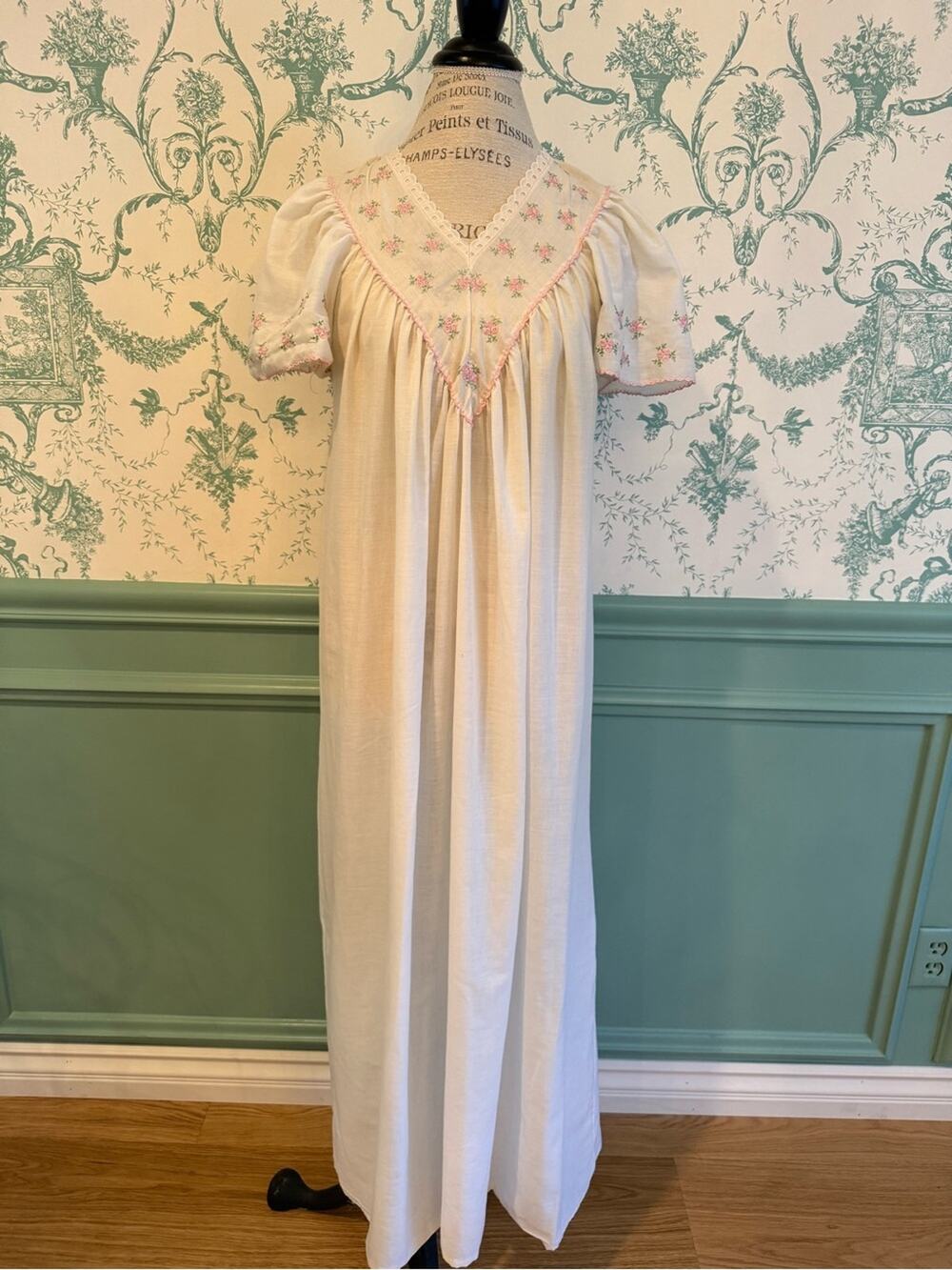 Vintage 70s Gilligan & O’Malley Floral Embroidered Floor Length Nightgown Dress